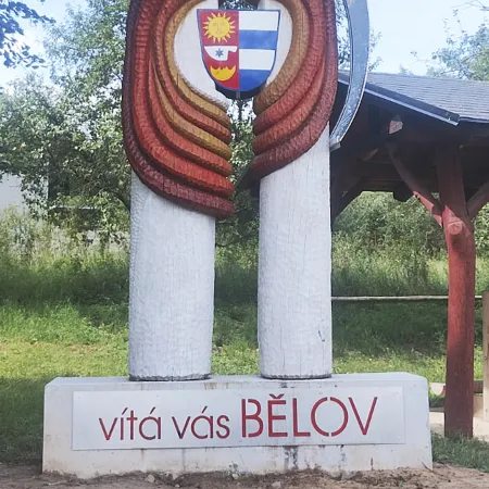 Vstupní pylon pro obec Bělov